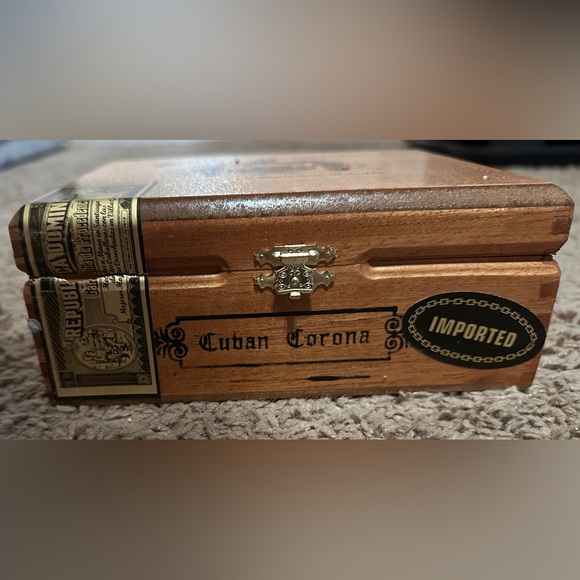 Vintage Arturo Fuente Wooden Empty Cigar Box - Picture 5 of 9
